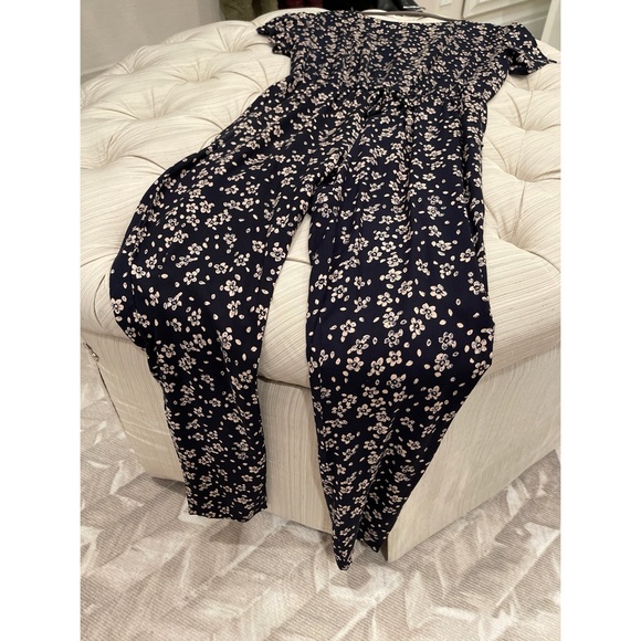 Short Sleeve Floral Jumpsuit with Tapered Legs and Elasticized Waist. - Picture 3 of 10